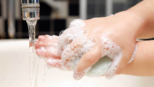rửa tay bằng xà phòng